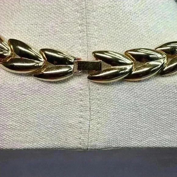 Vintage Gold Necklace with Unique Pattern - Picture 3 of 3